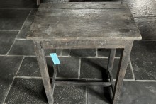 Oude vergrijsde bijzettafel